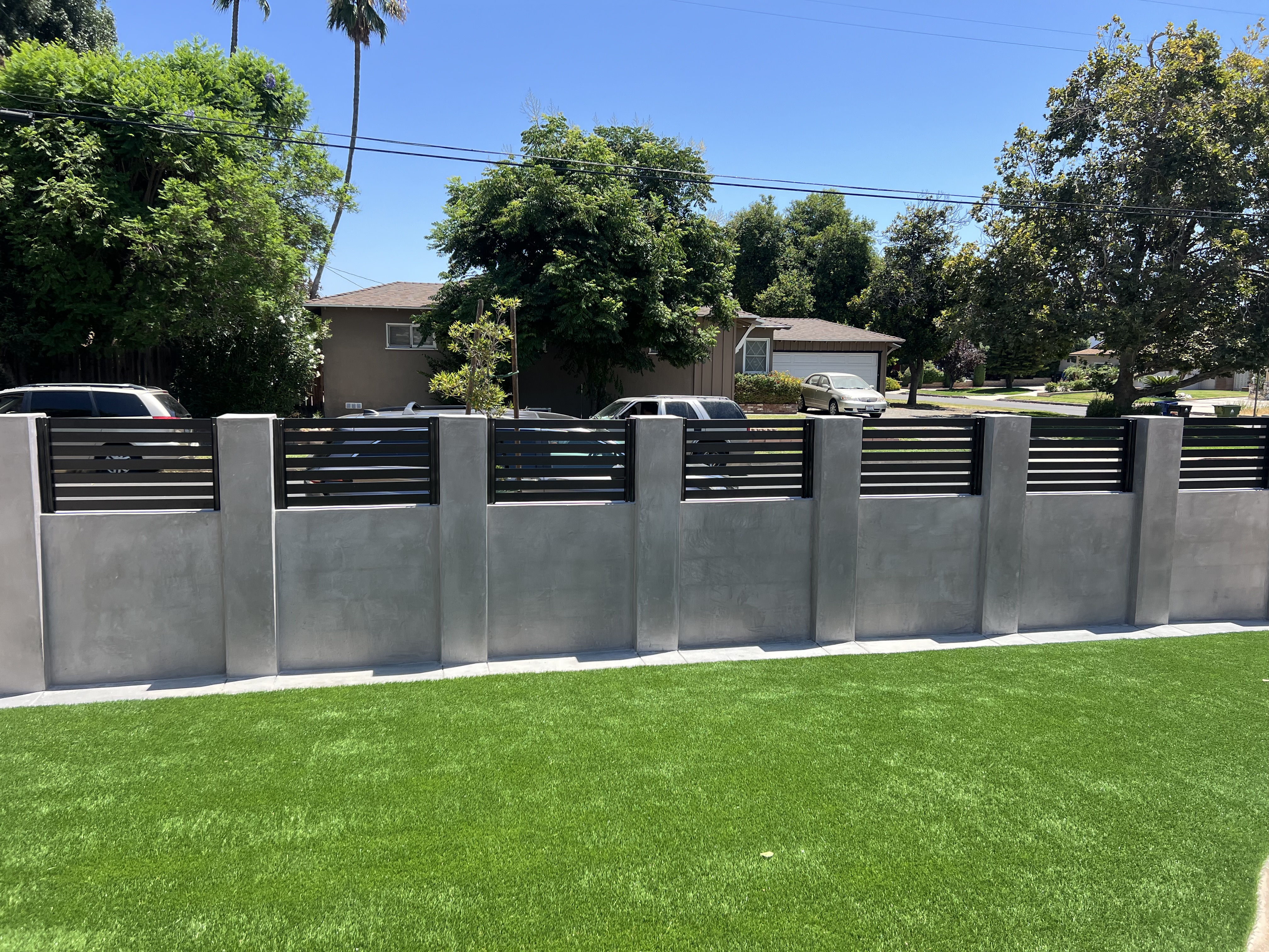 Aluminum horizontal slat fence on concrete block